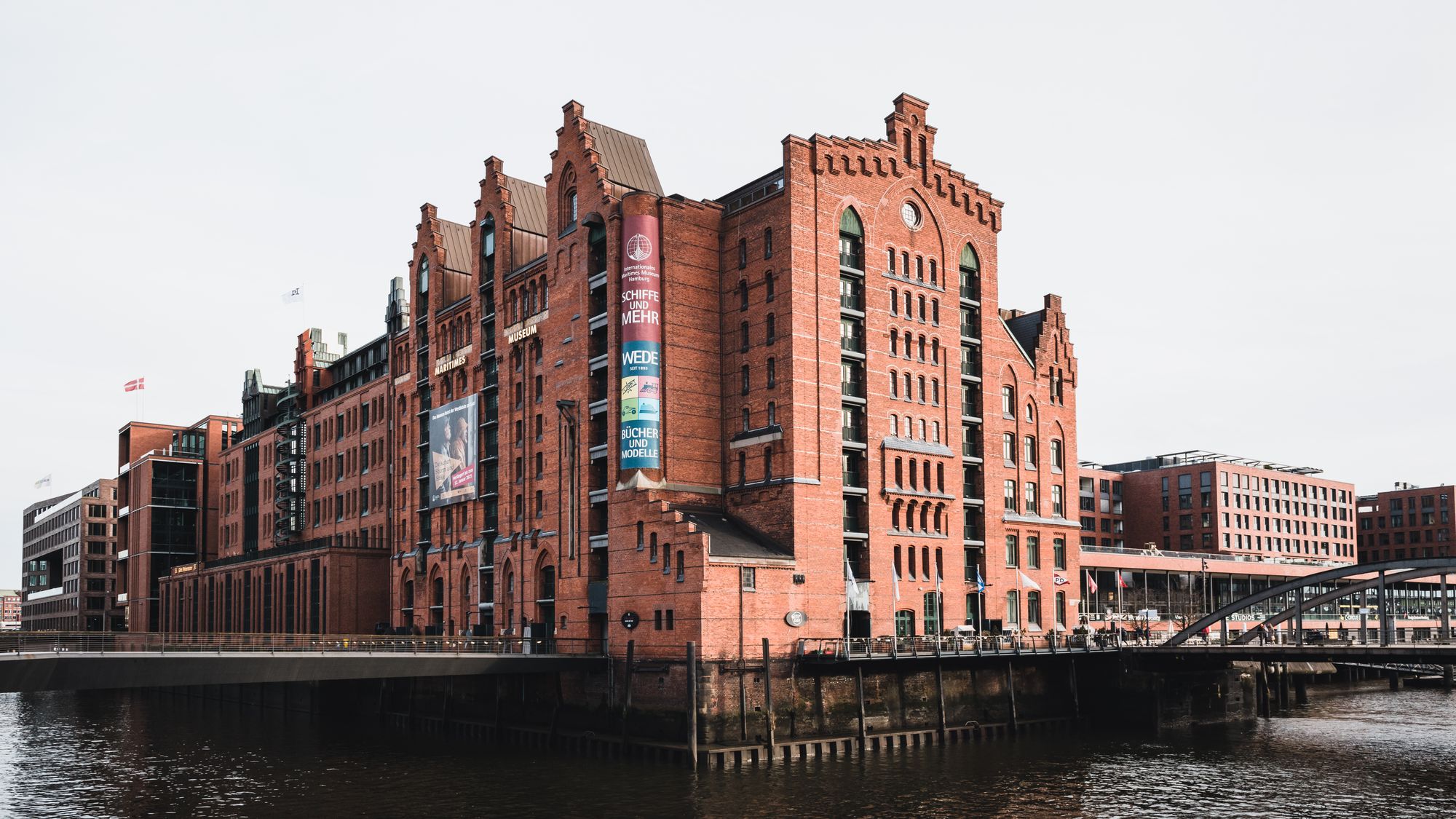 Speicherstadt Hamburg — Backsteingiebel am Wasser
