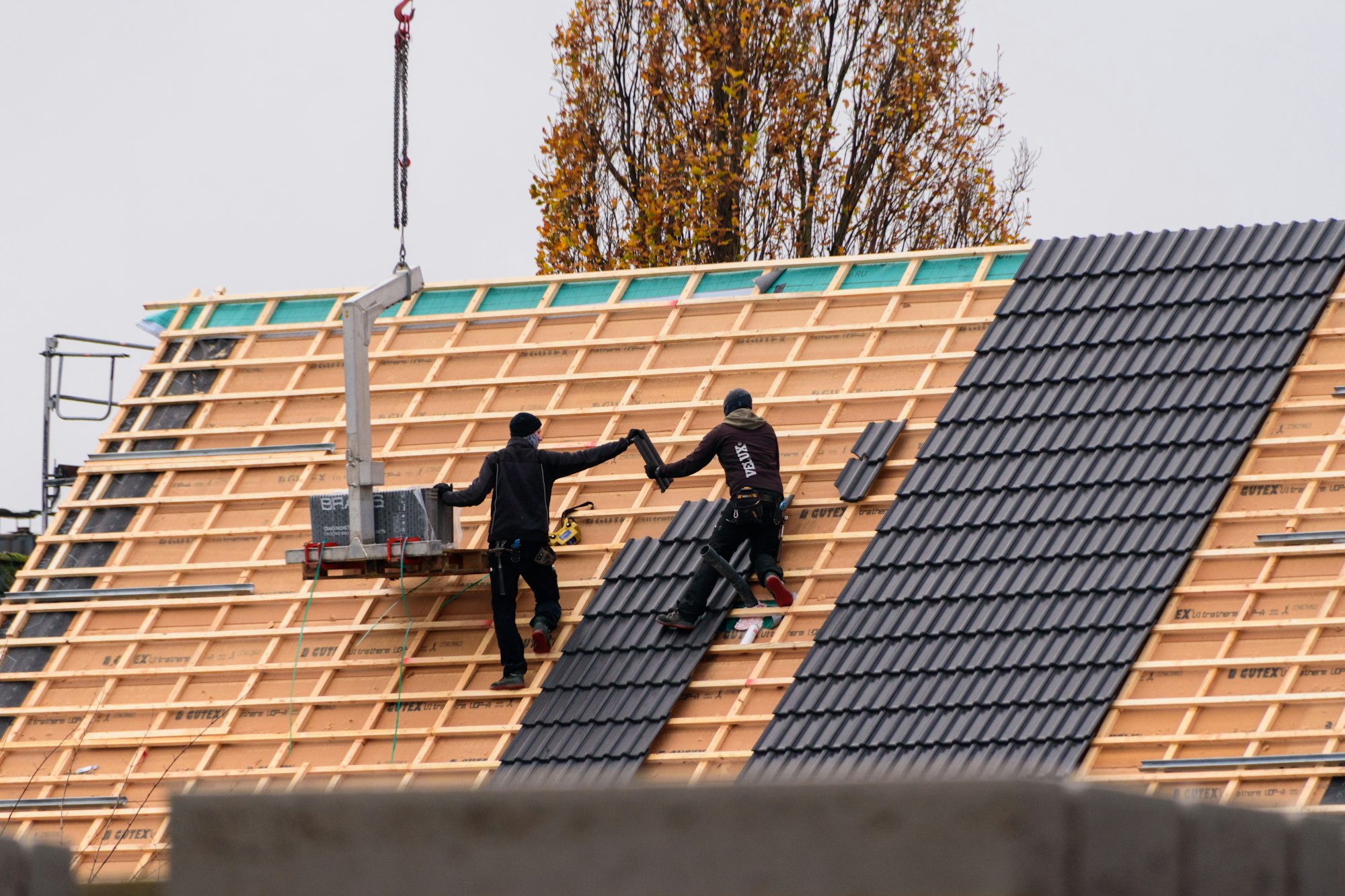 Dachdecker-Team bei der Arbeit auf einem Steildach